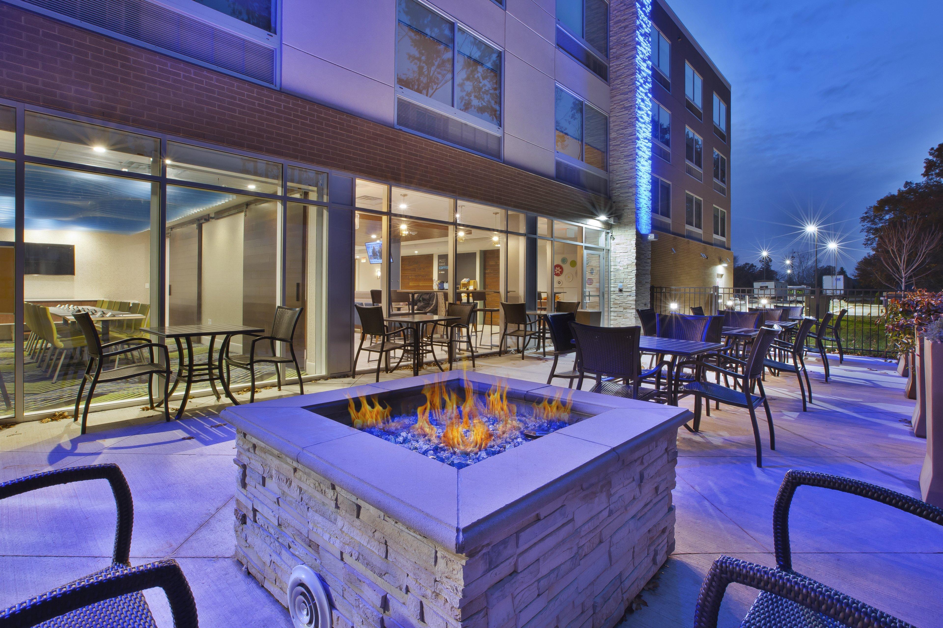 Holiday Inn Express & Suites Grand Rapids Airport North, An Ihg Hotel Exteriör bild